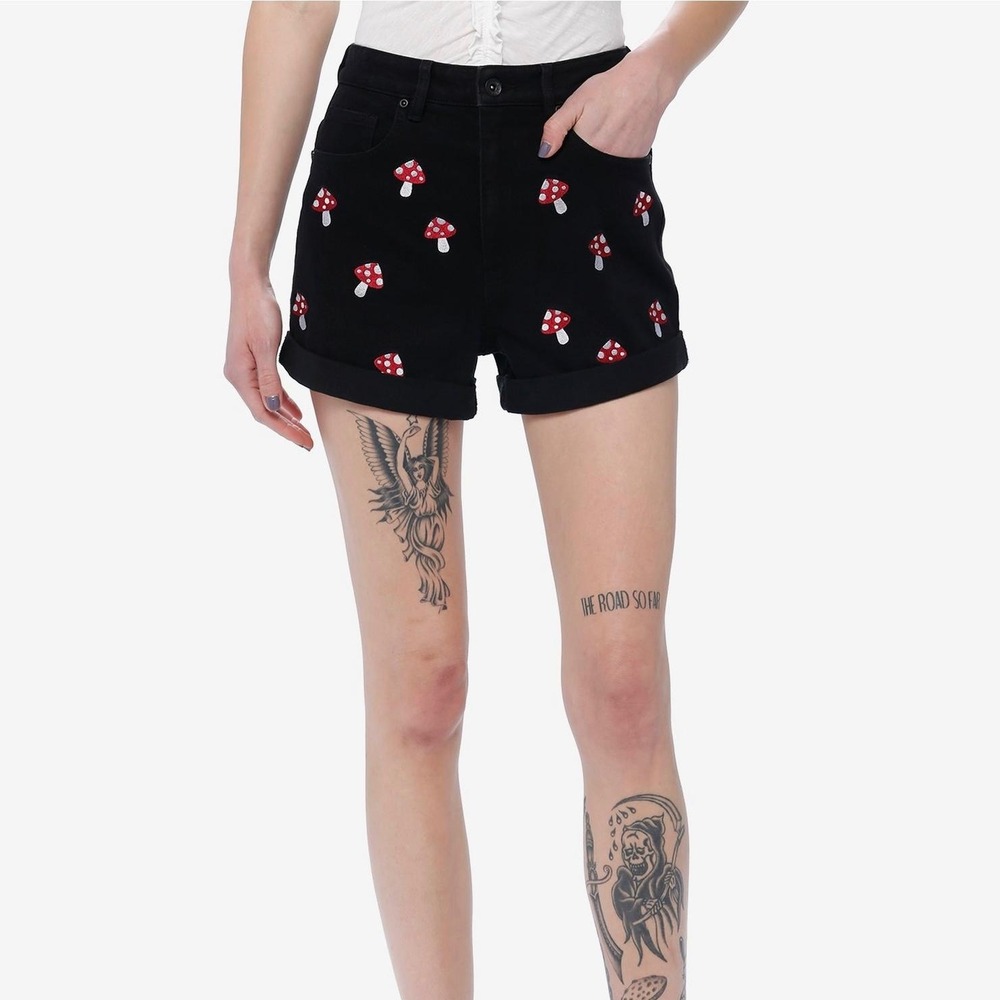 Hot Topic Black Mushroom Mom Shorts Size 30/11